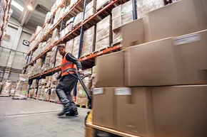 grosse Lagerkapazitäten - Bewegung Weichzeichnen von Mann, die Boxen in einem Lagerhaus - Stock-Fotografie