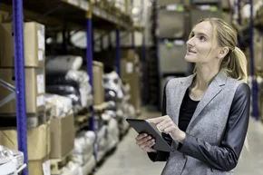 bestellung - Blonden Frau Arbeiter berühren Digitaltablett im lager - Stock-Fotografie